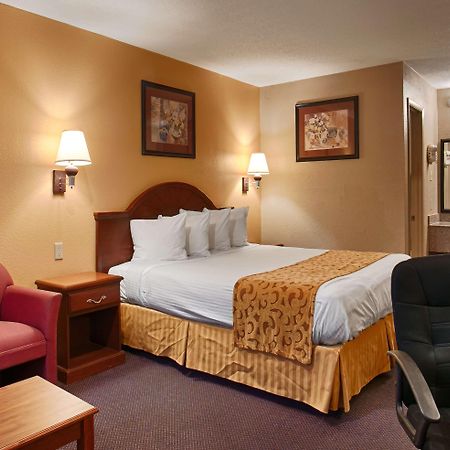 Best Western Delhi Inn Exterior photo