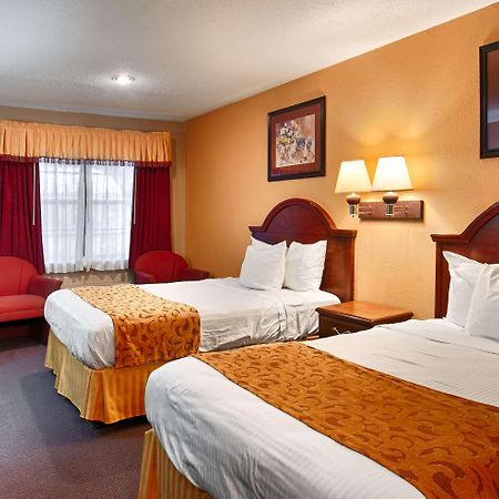 Best Western Delhi Inn Exterior photo
