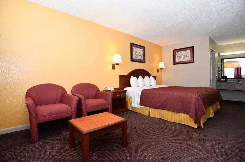 Best Western Delhi Inn Room photo