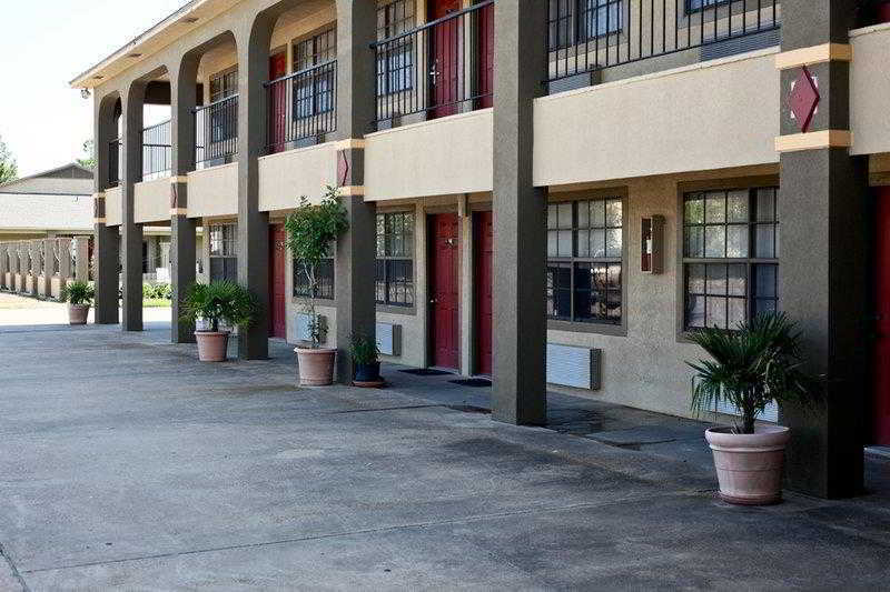 Best Western Delhi Inn Exterior photo