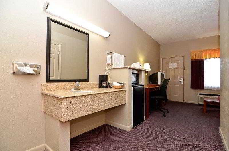 Best Western Delhi Inn Room photo