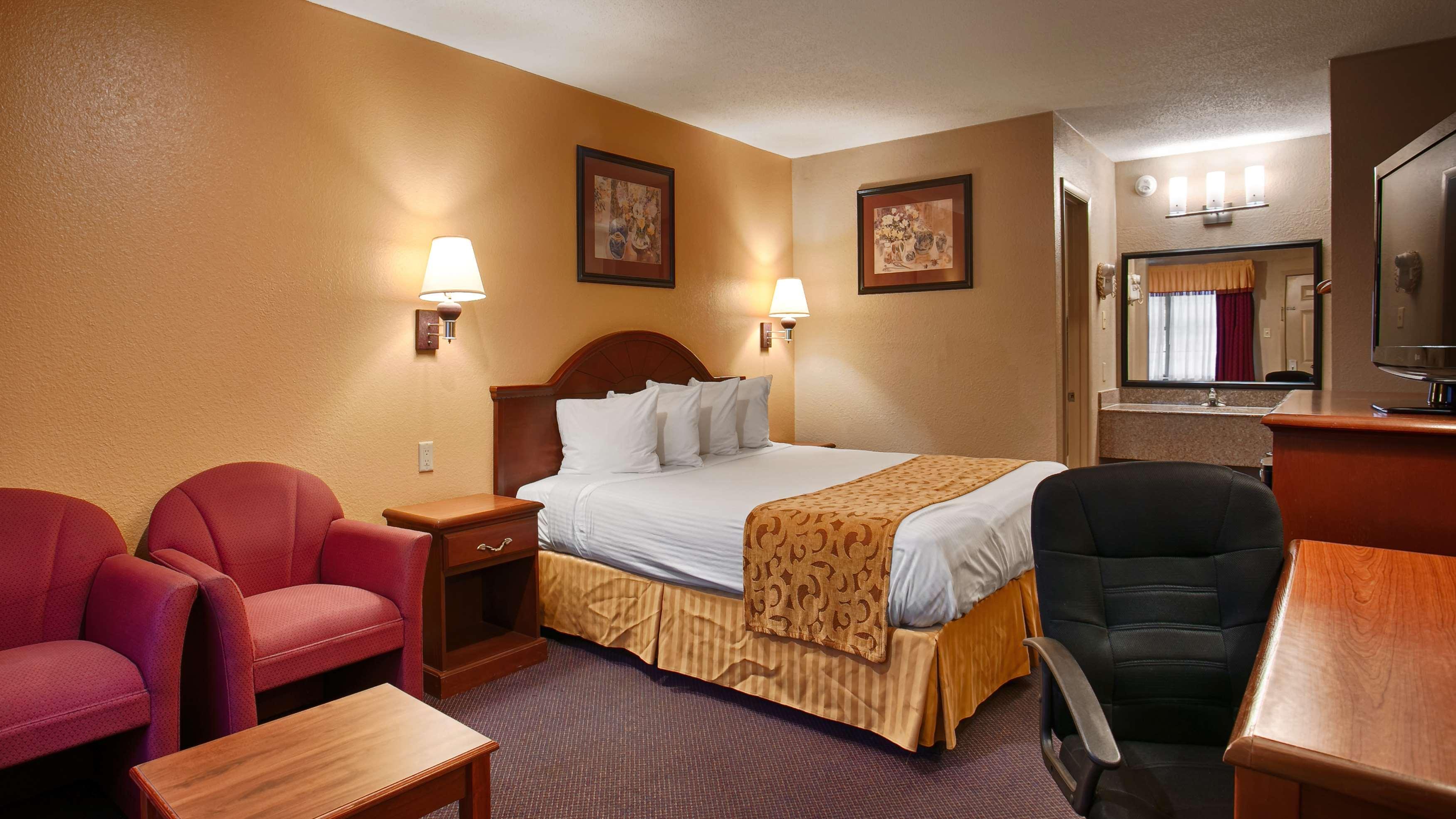 Best Western Delhi Inn Exterior photo