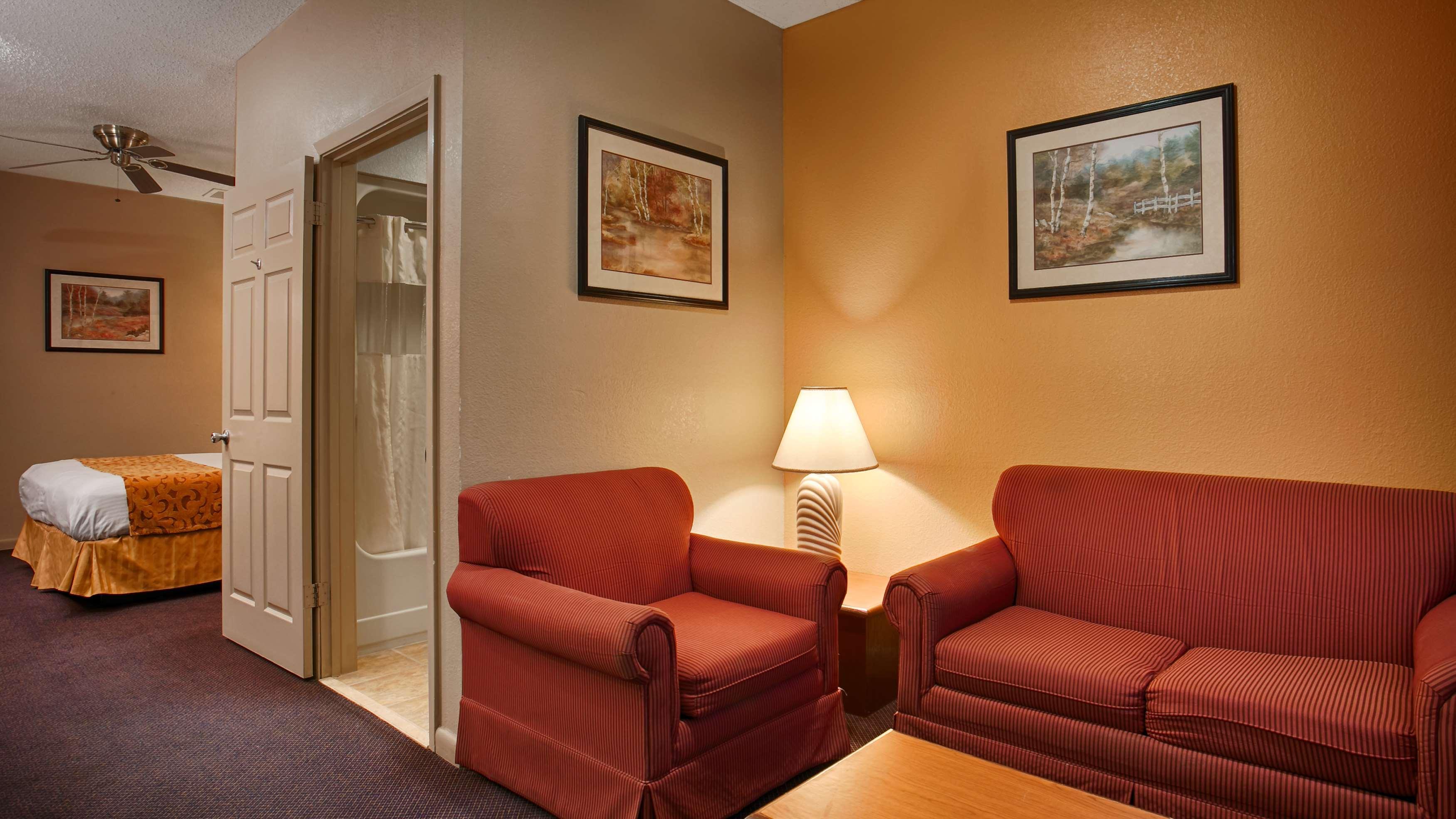 Best Western Delhi Inn Exterior photo