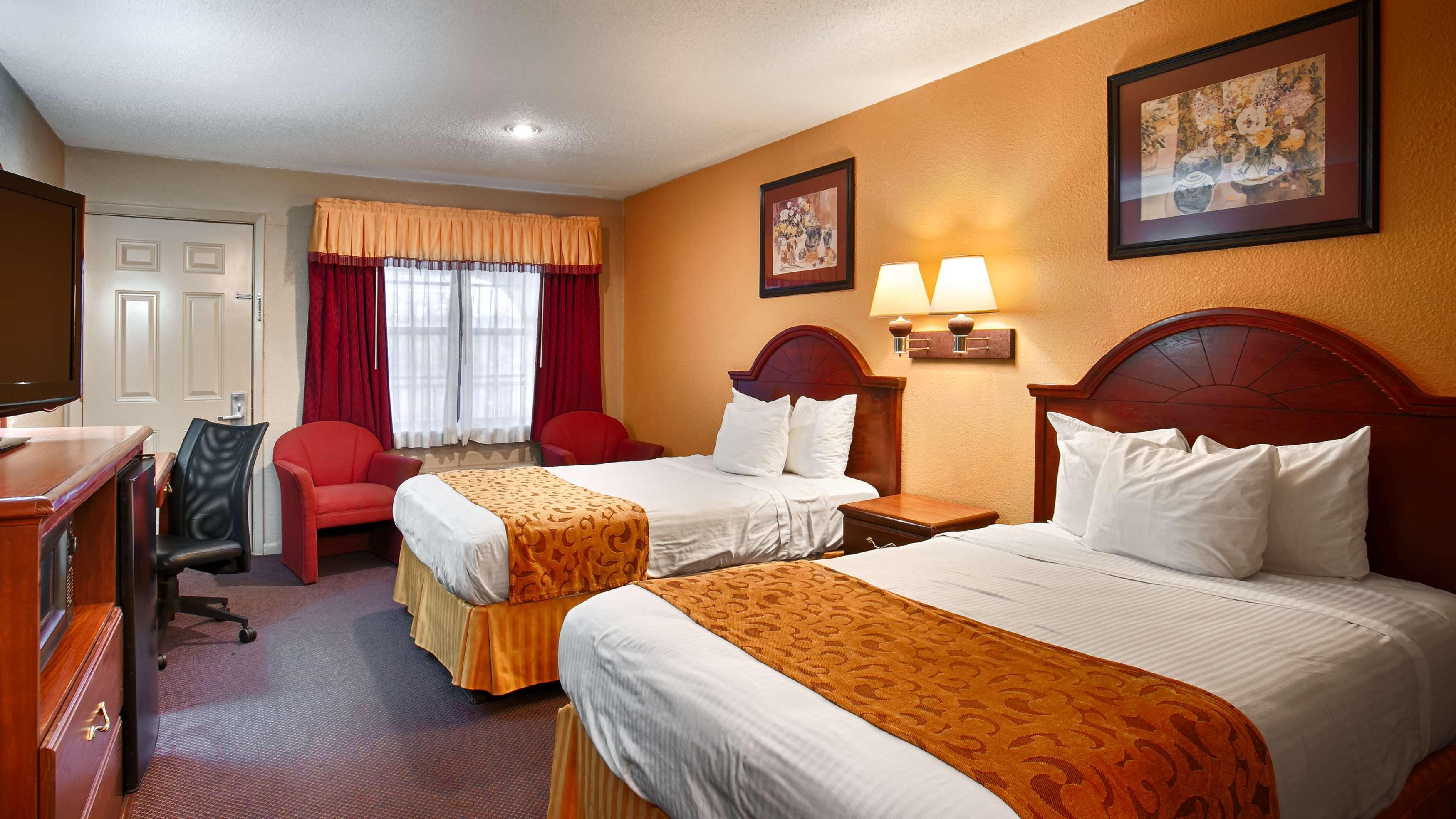 Best Western Delhi Inn Exterior photo