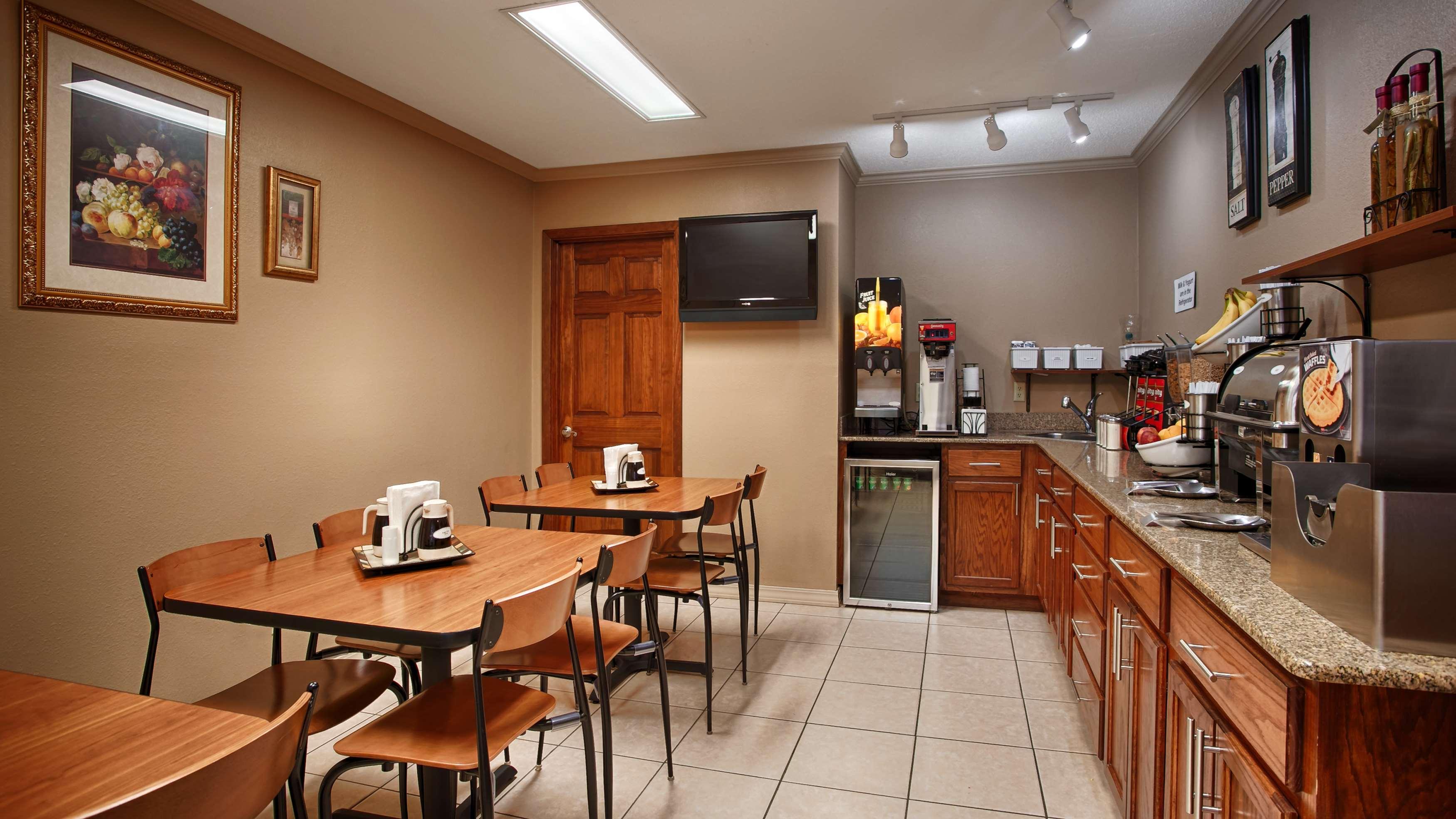 Best Western Delhi Inn Exterior photo
