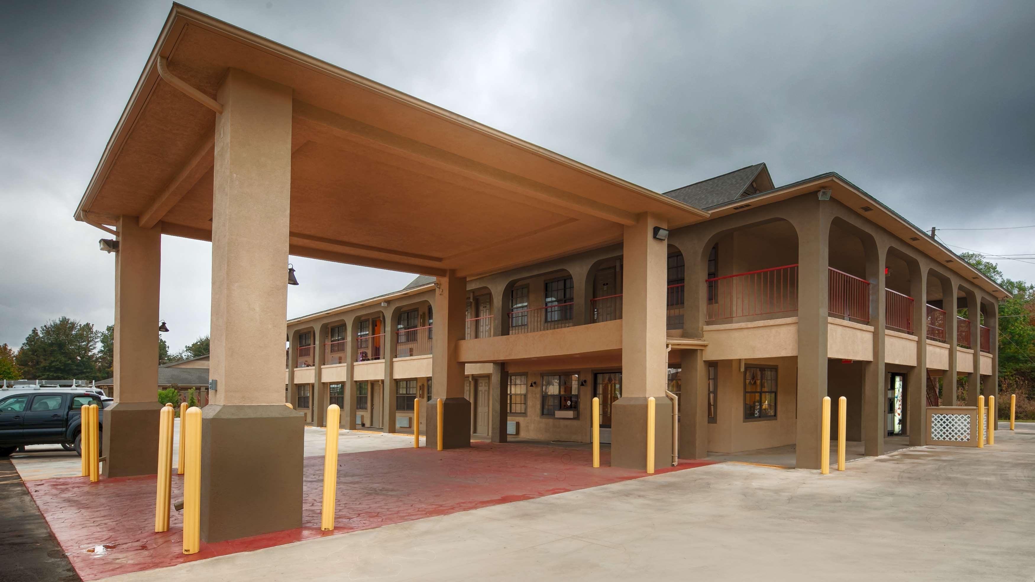 Best Western Delhi Inn Exterior photo