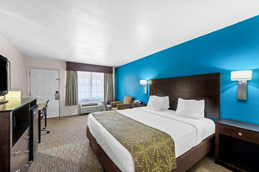 Best Western Delhi Inn Room photo