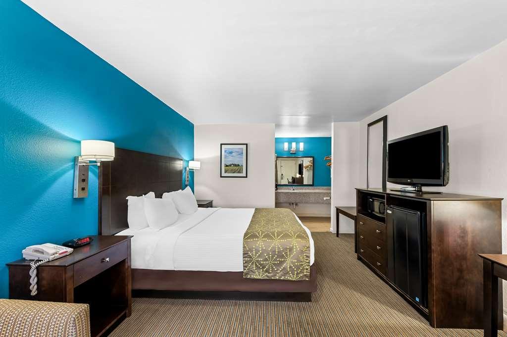 Best Western Delhi Inn Room photo