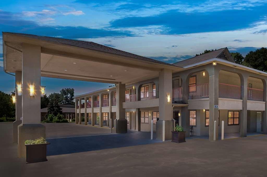 Best Western Delhi Inn Exterior photo