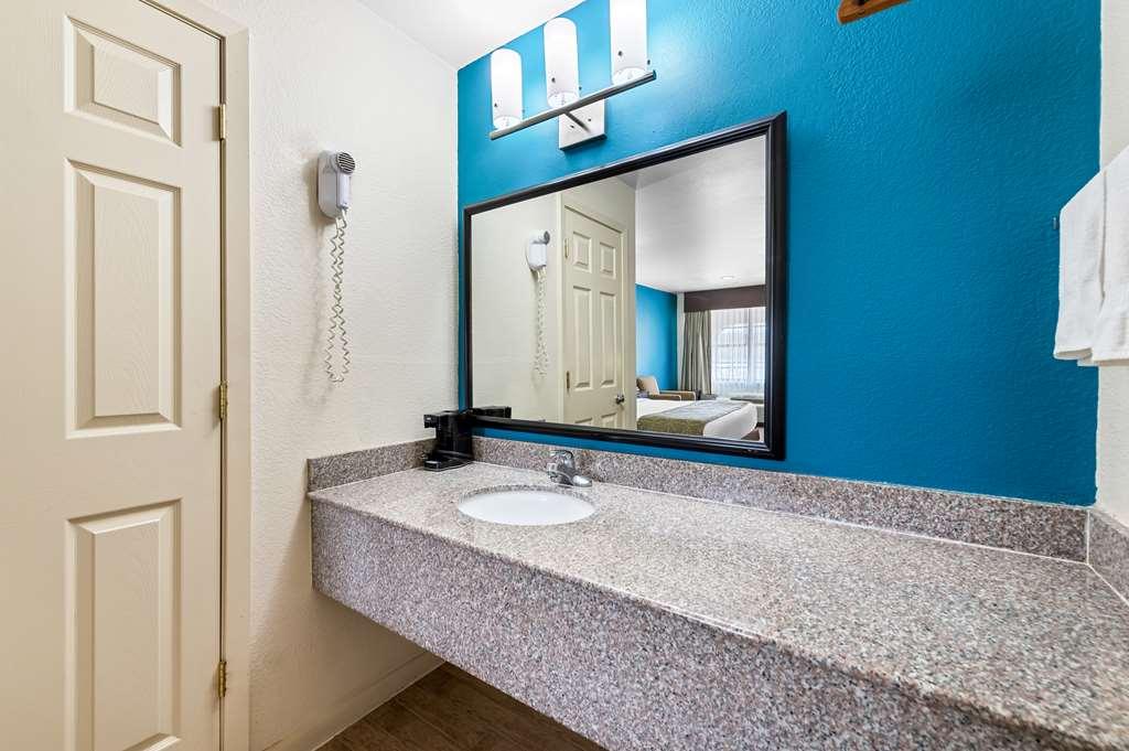 Best Western Delhi Inn Room photo