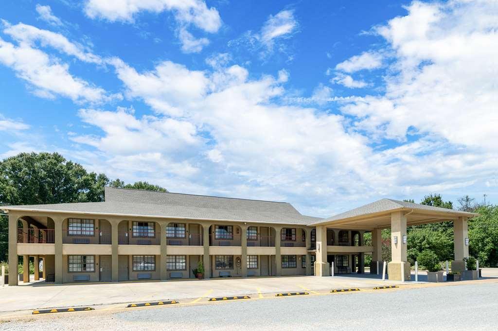 Best Western Delhi Inn Exterior photo