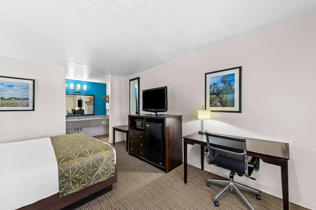 Best Western Delhi Inn Room photo