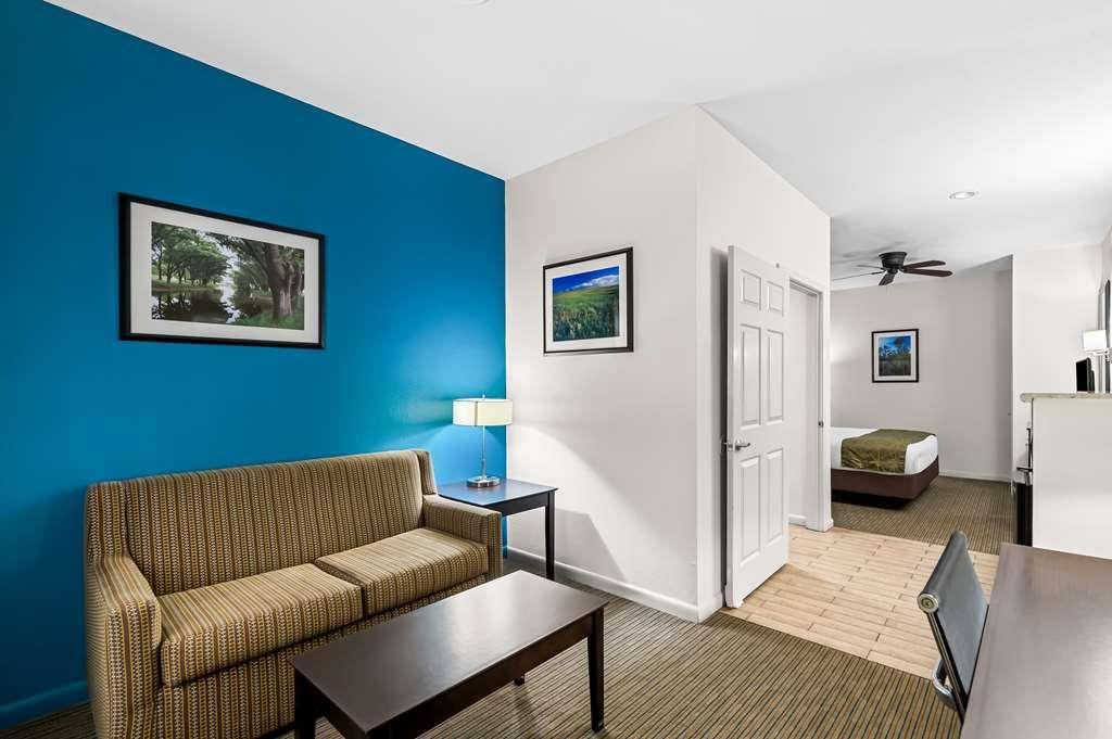 Best Western Delhi Inn Room photo