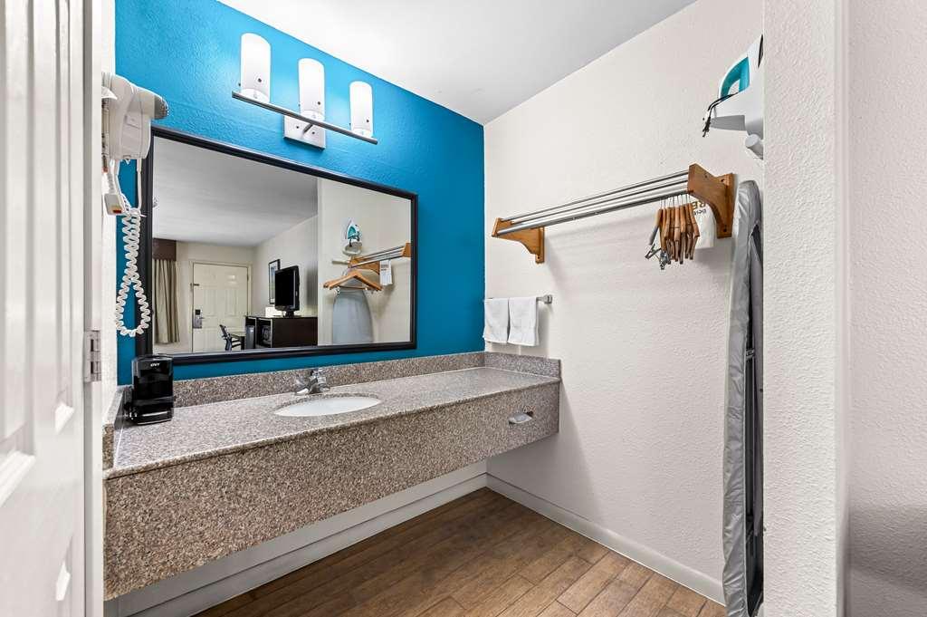 Best Western Delhi Inn Room photo