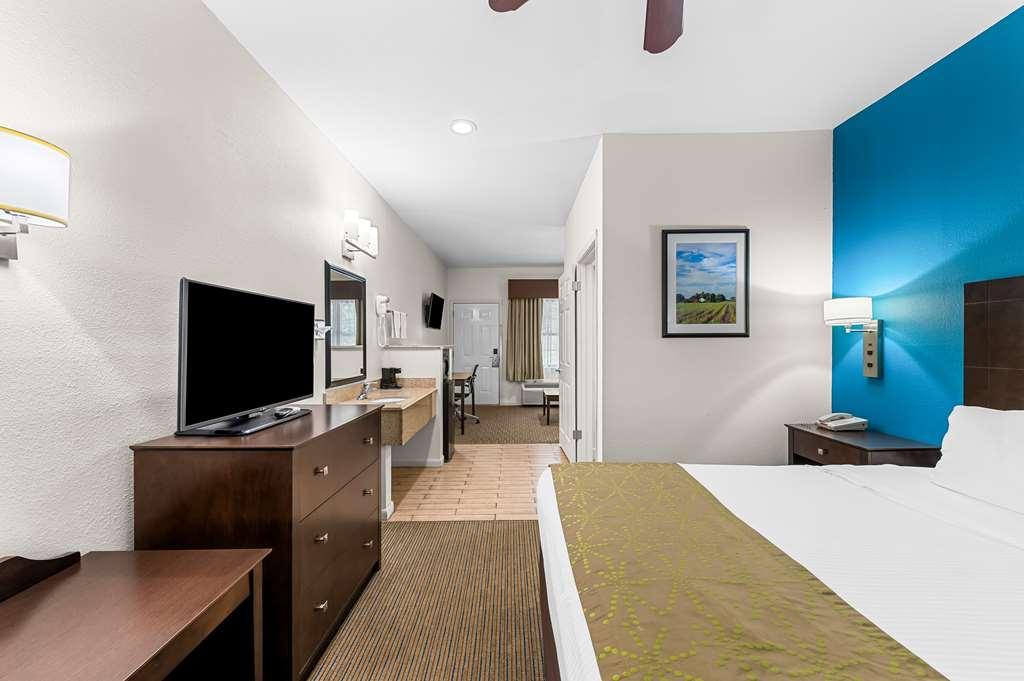 Best Western Delhi Inn Room photo
