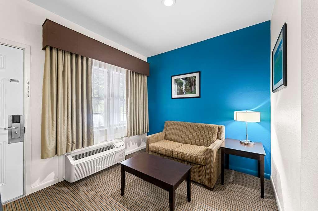 Best Western Delhi Inn Room photo