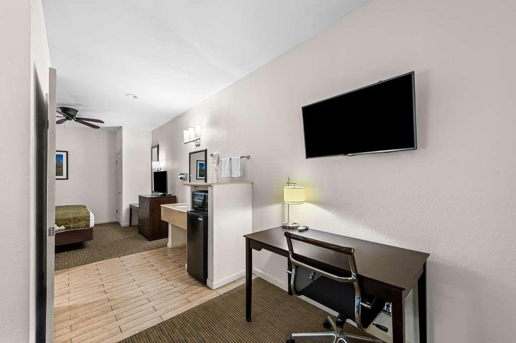 Best Western Delhi Inn Room photo