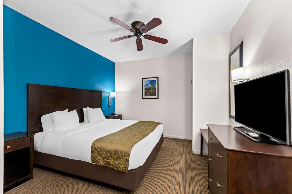 Best Western Delhi Inn Room photo