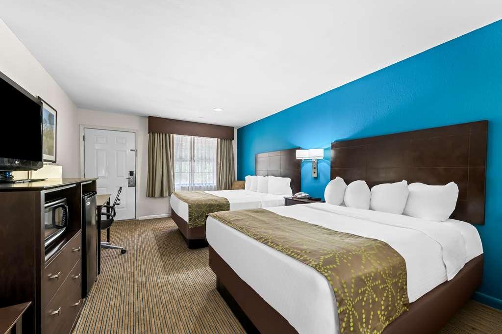Best Western Delhi Inn Room photo
