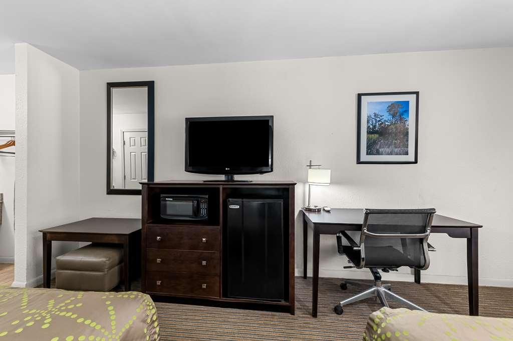 Best Western Delhi Inn Room photo
