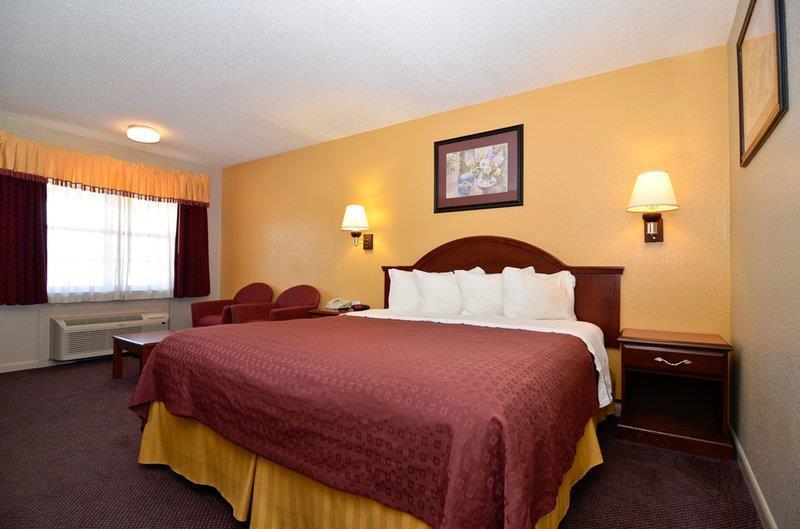 Best Western Delhi Inn Room photo